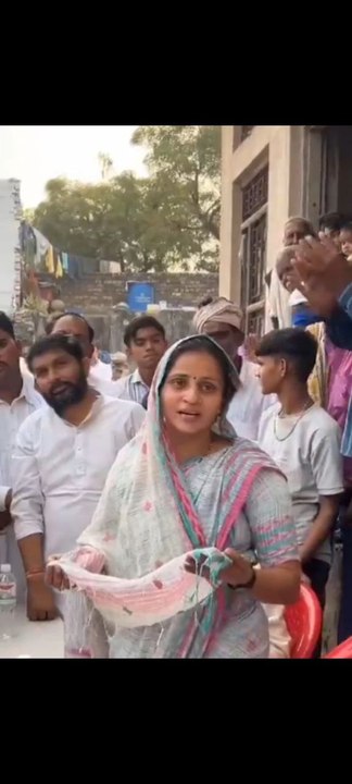 VIDEO: कांग्रेस प्रत्याशी आर्यन जुबेर खान के लिए, झोली फैलाकर संजना जाटव ने मांगे वोट
