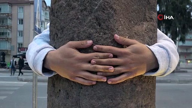 Sarılmaya ihtiyacı olanlara müjde! Çankırı'da bulunan 'kucaklama taşı' büyük ilgi görüyor