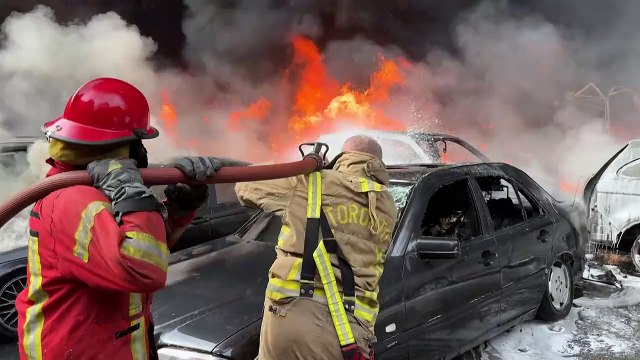 اشتعال النيران في عدد من السيارات جراء حريق في موقف للسيارات في بيروت