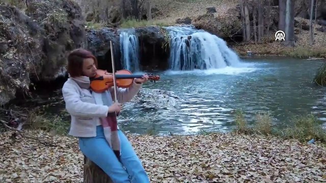 Muradiye Şelalesi sonbahar renkleriyle ziyaretçilerini ağırlıyor