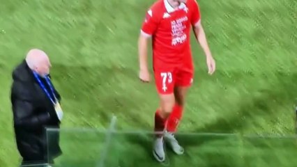 Kırmızı kart gören oyuncusunun yakasına yapıştı! Şok eden görüntü...