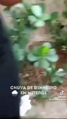 Homem arremessa cédulas de dinheiro pela janela no RJ