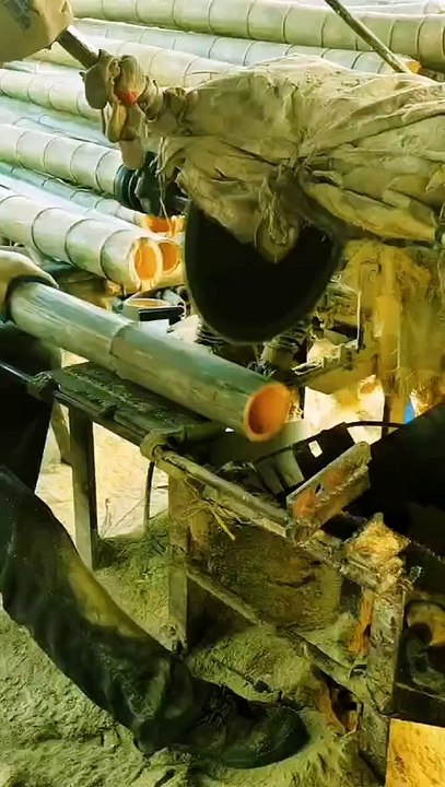 Cut bamboo into bamboo tubes and process them into bamboo cups, pen holders, and tea tubes.