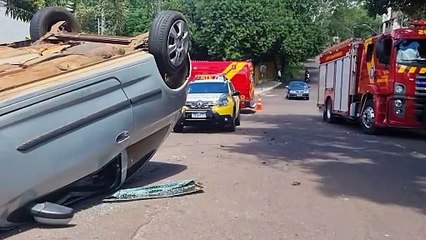 Celta capota após colidir com Creta no bairro Neva