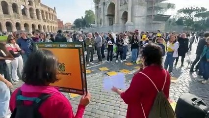 Roma, manifestazione di Legambiente davanti al Colosseo