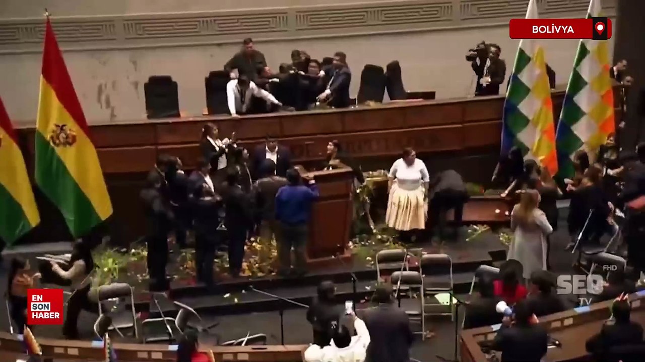 Bolivya meclisinde domatesli saldırı: Konuşması...