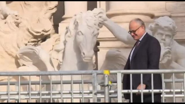 Inaugurata la passerella a Fontana di Trevi, primi turisti stupiti