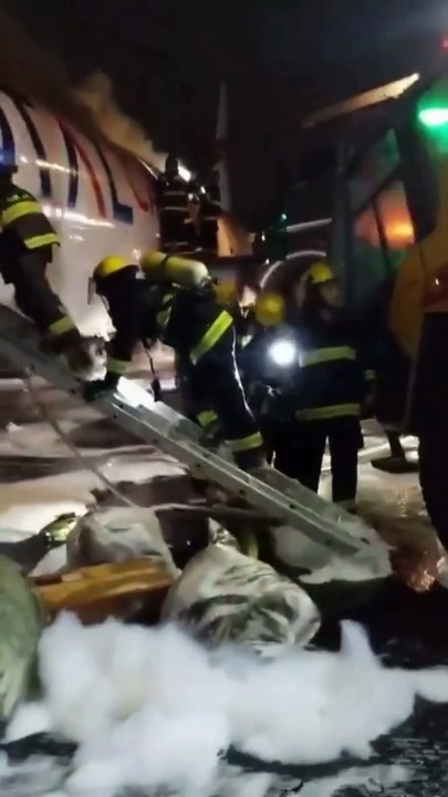 Avião faz pouso de emergência após pegar fogo