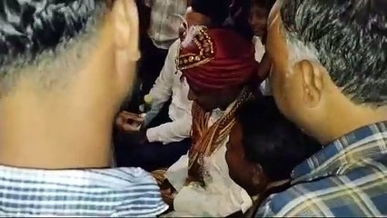 বর মিষ্টি খাওয়ায় পাড়গত হাথে তুলে খাই'ল