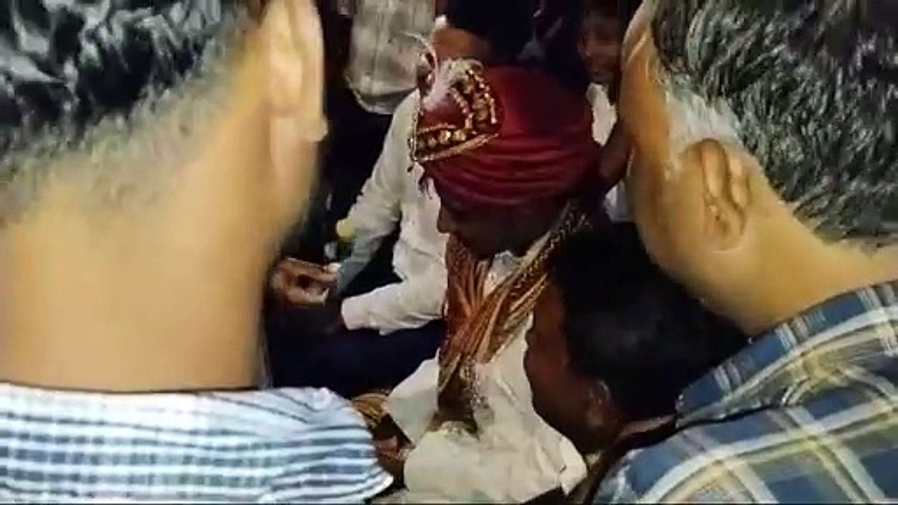 বর মিষ্টি খাওয়ায় পাড়গত হাথে তুলে খাই'ল