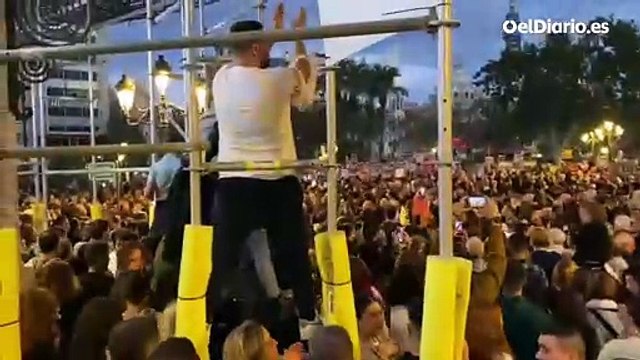 Miles de personas gritan ¡Dimisión! en la manifestación de Valencia