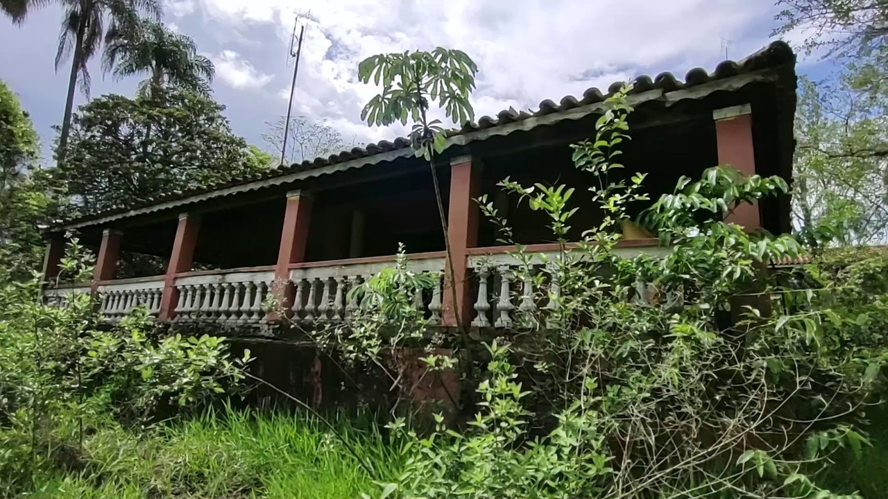 ESTE CASARÃO ABANDONADO ME DEIXOU INTRIGADO - TINHA MUITA COISA DENTRO E UM OBJETO LINDO NA SALA