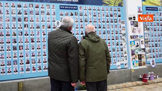 Borrell in visita a Kiev rende omaggio a Muro della Memoria per le vittime della guerra