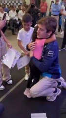 Franco Colapinto firmó el dibujo que le hizo una nena (@FranColapintoF1)