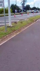 Dois jovens ficam gravemente feridos após colisão entre moto e S10 na avenida Portugal 1