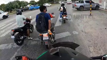 Video en Santa Cruz: Dos jóvenes perdieron el equilibrio, cayeron en la carretera y se salvaron de que los atropelle un camión