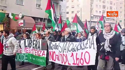 Corteo pro Palestina a Milano, i manifestanti sfilano con bandiere e strisicioni