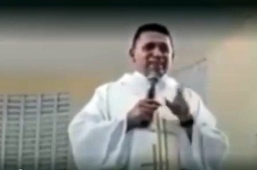 Padre tem crise de riso ao anunciar prêmio inusitado de paróquia e viraliza