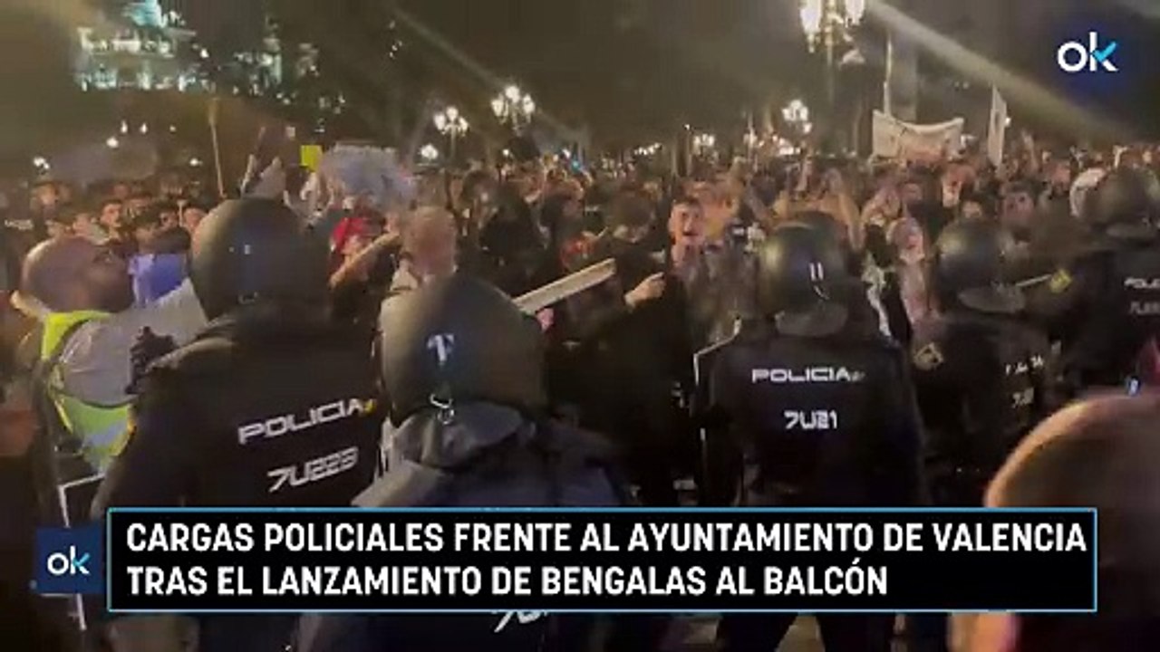 Cargas policiales frente al Ayuntamiento de Valencia tras el lanzamiento de bengalas al balcón