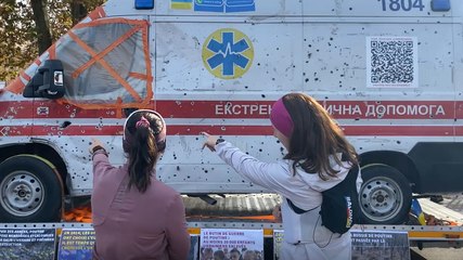 Annecy : une ambulance ukrainienne mitraillée exposée sur le Pâquier, "j'ai la gorge serrée"