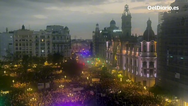 Miles de personas unidas en el centro de València al grito de dimisión