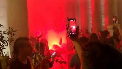 Cargas frente al ayuntamiento de Valencia en la protesta por la gestión de la DANA