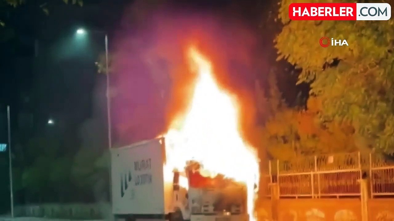 Diyarbakır'da Park Halindeki Tır Yangında Kullanılamaz Hale Geldi