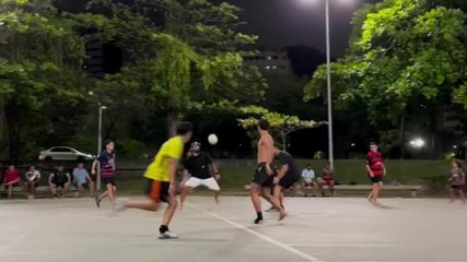 Marcelo show con la famiglia: palleggi e spettacolo in strada