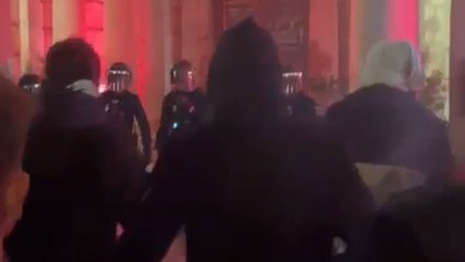 Altercados y lanzamiento de benladas contra el Ayuntamiento de Valencia, en la manifestación celebrada este sábado contra Mazón.
