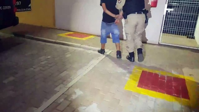 Marido surta, vai ao trabalho da esposa ver se ela estava com outro homem e caso vai parar na delegacia