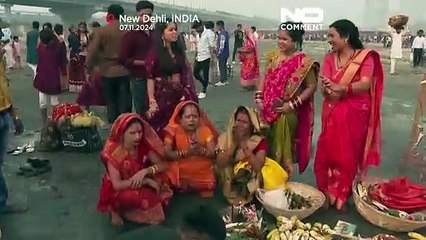 NO COMMENT: Los hindúes se bañan en el río sagrado Yamuna pese a los avisos de su contaminación