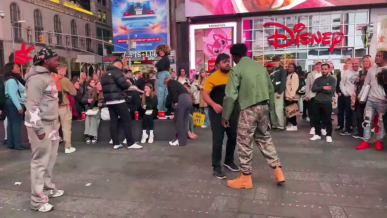 Times Square New York Mein Larai Ho Gai 😭😱 _ Insane Fun in Times Square_ USA 😍🇺🇸(720P_HD)