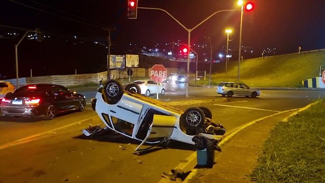 Carro capota às margens da BR-277 no Bairro XIV de Novembro
