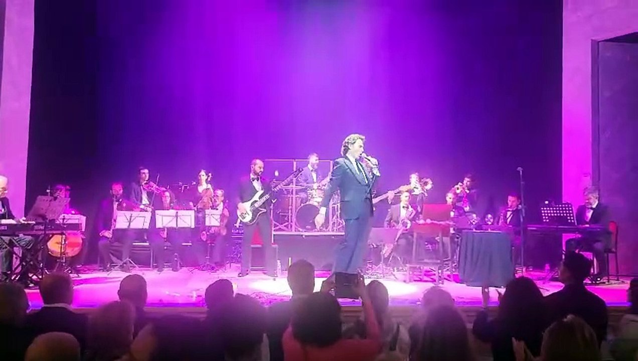 DIEGO RAMOS, EL TORERO RECONVERTIDO EN JULIO IGLESIAS ACTÚA EN MADRID