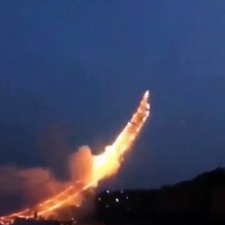 Un artiste chinois a créé une échelle vers le ciel avec des feux d'artifices en hommage à sa grand-mère, magnifique