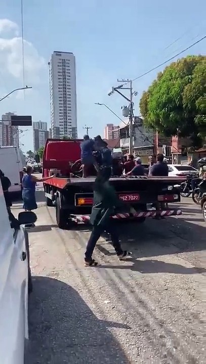 Motociclista aplica mata-leão em agente de trânsito