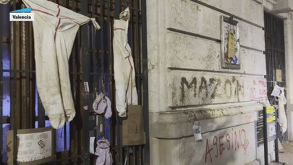 Pintadas y manchas de barro en la fachada del Palau de la Generalitat