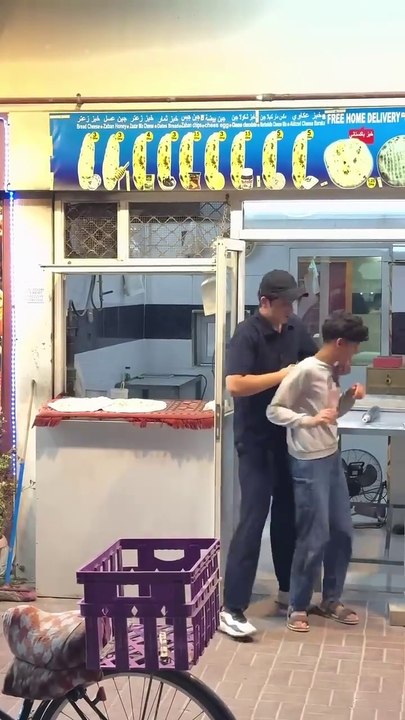 طفلة رضيعة سرقت الخُبز من الفرن🥺💔لتطعم اخواتها الصغار الجائعين😢