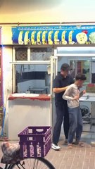 طفلة رضيعة سرقت الخُبز من الفرن🥺💔لتطعم اخواتها الصغار الجائعين😢