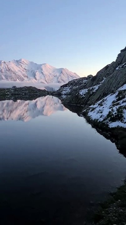Voici le magnifique Lac des Cheserys au dessus de Chamonix ❄️  Lors du coucher du soleil et du lever de lune, un paysage complètement magnifique et incroyable ! 😻   La chaîne du Mont Blanc avec cette neige fraîche rend le paysage que magnifique !! 🤩   ⚠