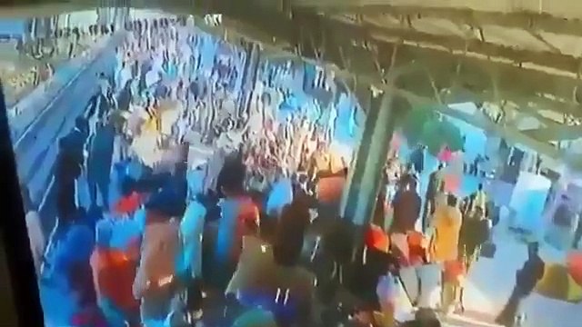 Pakistan'daki bir tren istasyonunda bombalı saldırı gerçekleşti