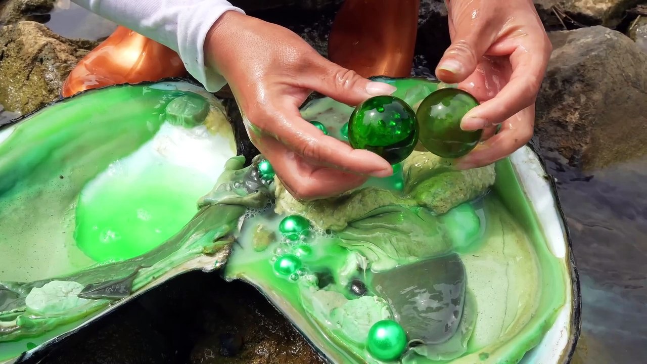 Pearl Ocean- The girl pried open and found endless treasures hidden inside the mutated oysters