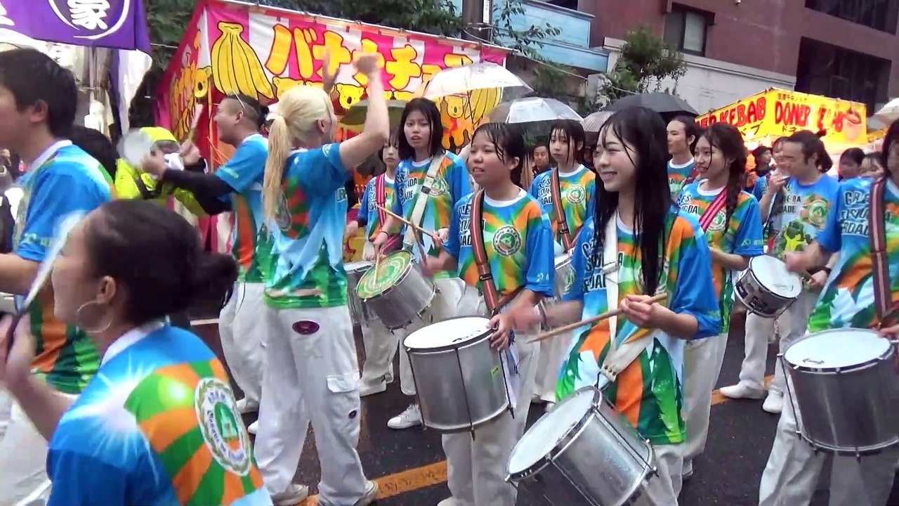 【2024/11/2】第52回飯能まつりパレード　自由の森学園サンバ音楽隊１