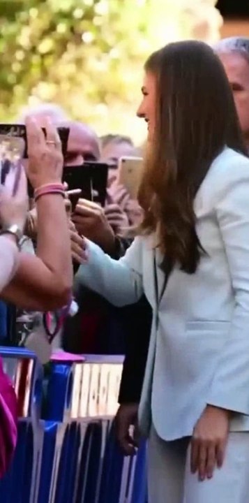 🎉💯 In a stunning blue dress that flows like the ocean, she radiates elegance and grace, crowned with gold that sparkles like the stars. 🌊👑✨.