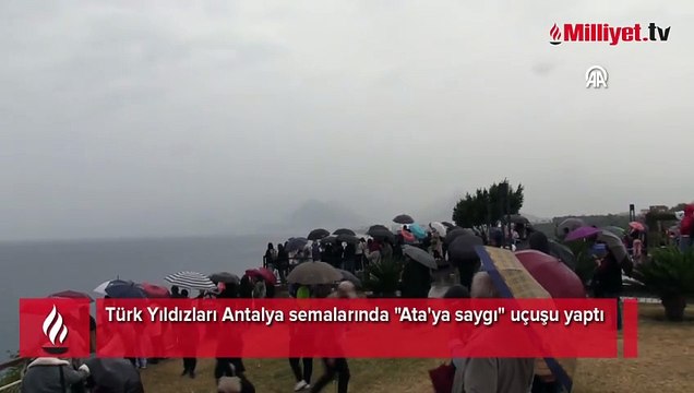Türk Yıldızları Antalya semalarında Ata'ya saygı uçuşu yaptı