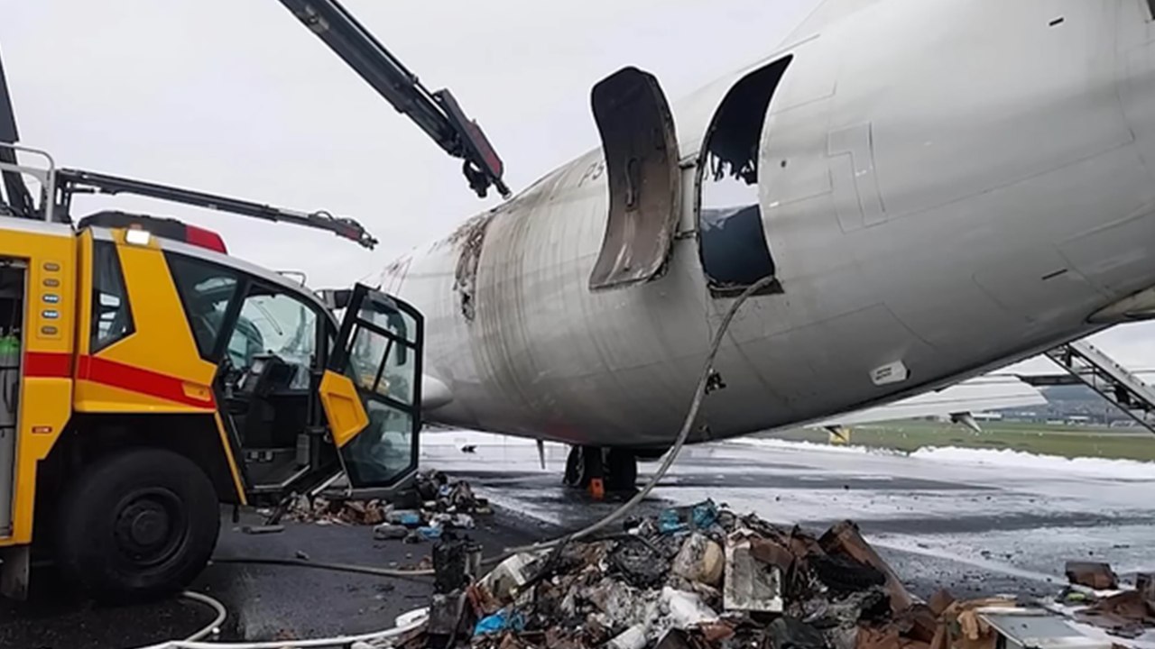 Máy bay chở hàng cháy bất ngờ bốc cháy ngùn ngụt