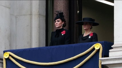 Sous les yeux de Kate, Charles III dépose une gerbe lors du « Dimanche du souvenir »
