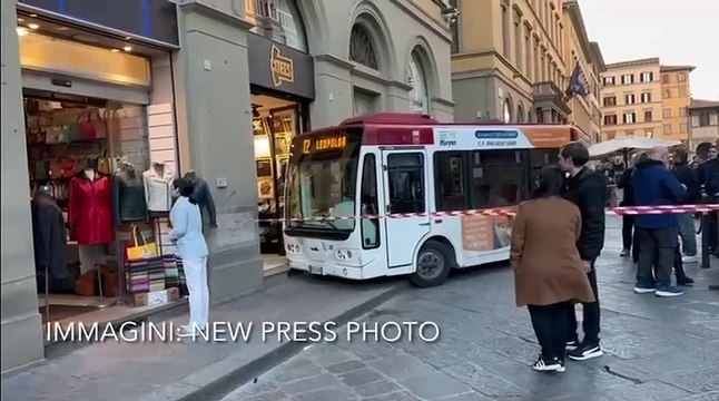Incidente a Firenze, autobus distrugge vetrina in piazza Duomo