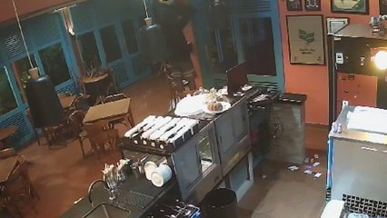 Homem furta TV de cafeteria e é denunciado por taxista; veja vídeo