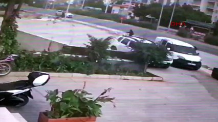 O anlar anbean kaydedildi: Kaldırımda yürüyen kadın hayatını kaybetti!